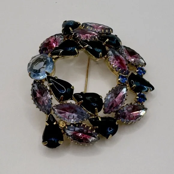 VINTAGE Duo Tone Crystal Wreath Brooch - Picture 6 of 10
